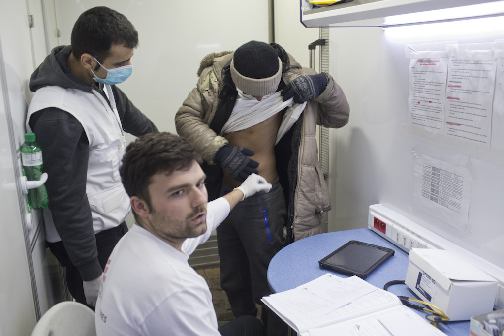 In einer mobilen Klinik von MSF in Belgrad wird eine Person nach Krätze untersucht (Foto: Marko Drobnjakovic).