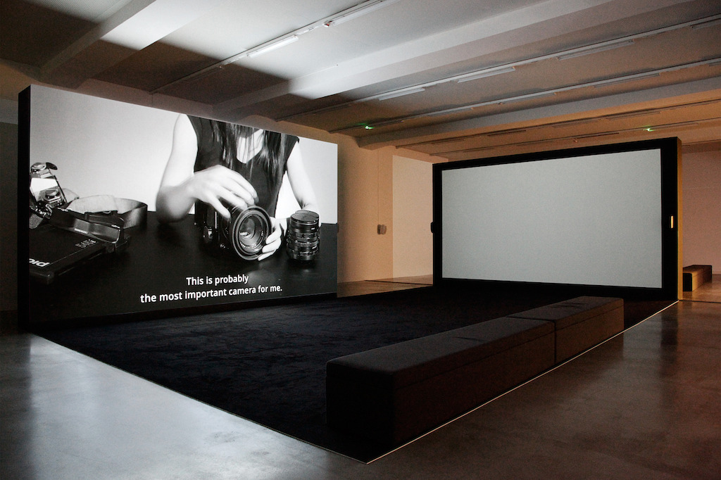 Zaalzicht tentoonstelling Salla Tykkä in M - Museum Leuven.<br/>Foto (c) 2016 KK / www.document-architecture.com