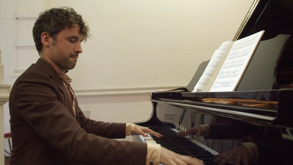 Thomas speelt het hard - (c) VRT