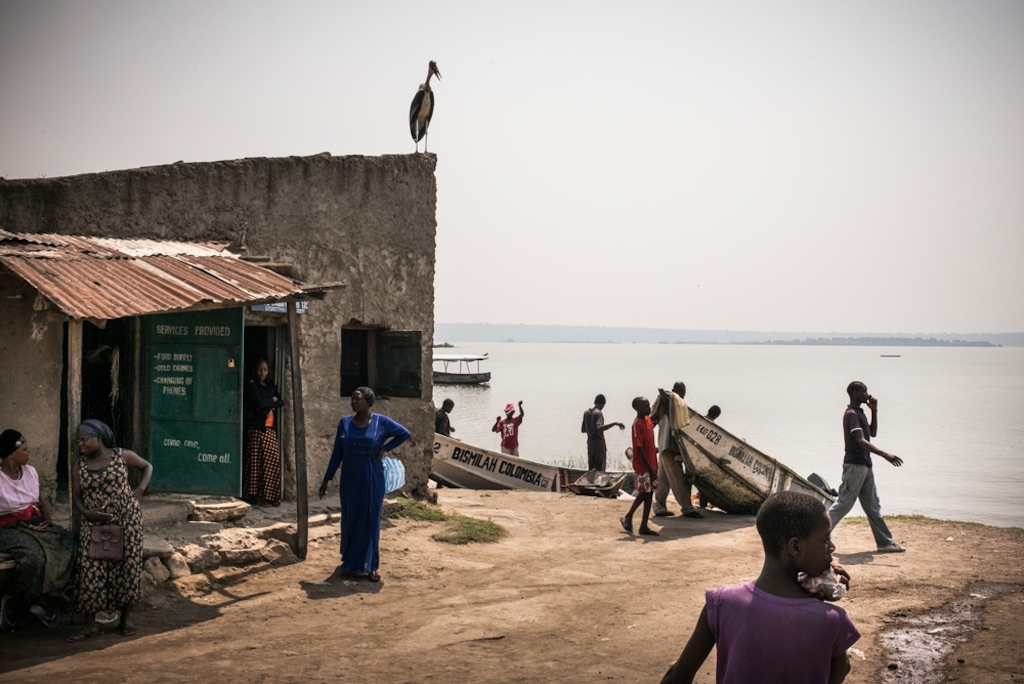 MSF teams go door-to-door to test people for HIV in Katwe, Uganda. Photographer: Guillaume Binet/MYOP