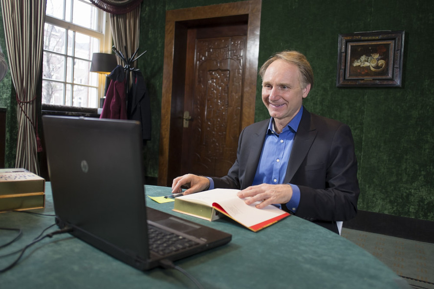 Dan Brown signs copies of his latest novel for bol.com.