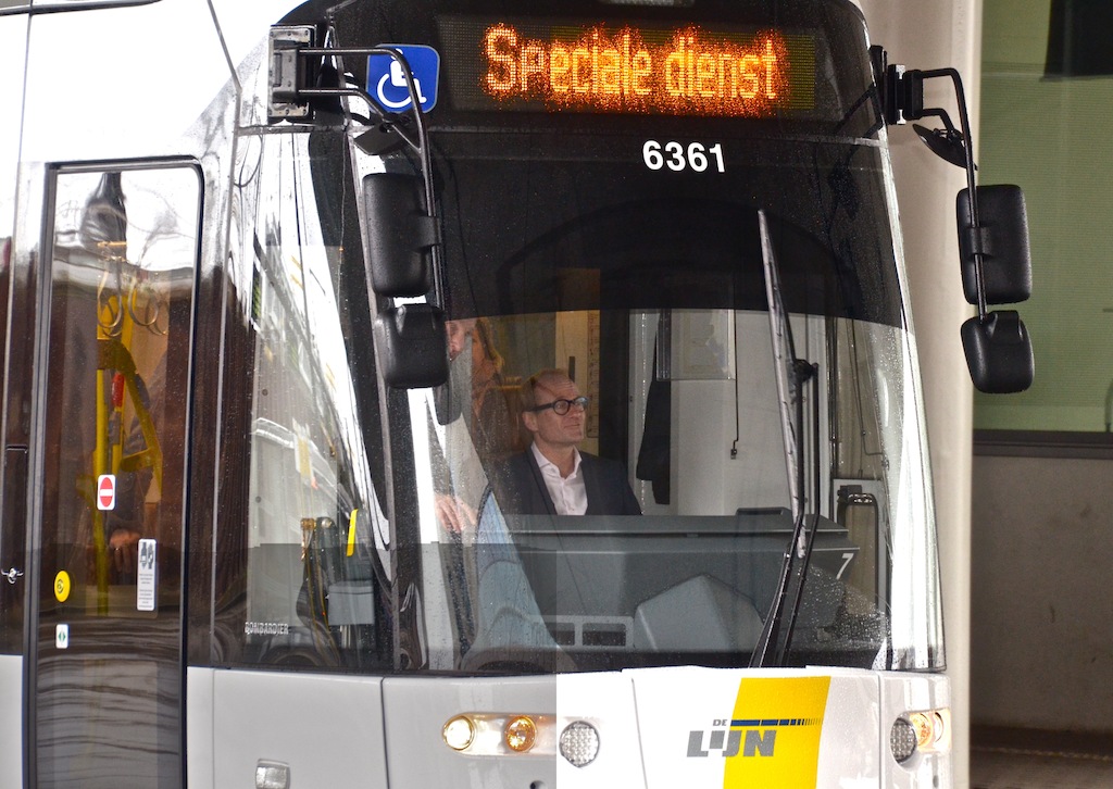 Minister Ben Weyts aan het stuur van de nieuwe Gentse Albatrostram. (c) Lou Demeyere
