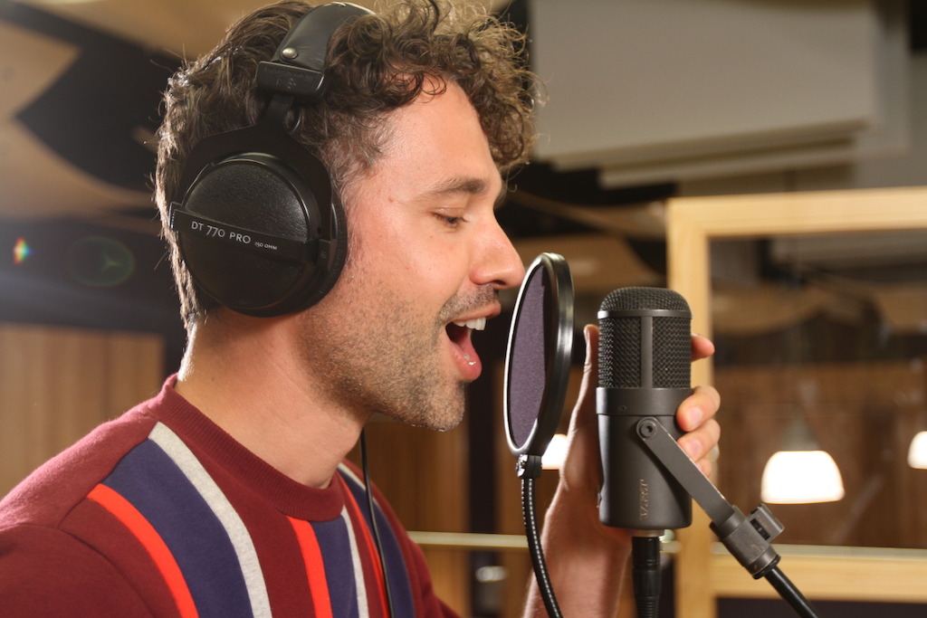 Thomas Vanderveken zingt het garantielied (c) VRT