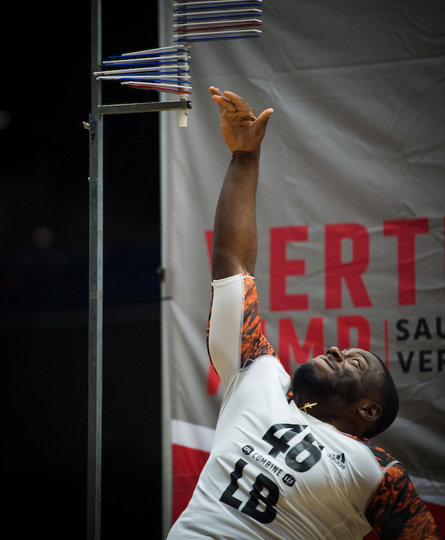 Alex Ogbongbemiga lors d'un saut vertical lors du camp national d'évaluation de la LCF 2016, présenté par adidas. (LCF/Johanny Jutras)