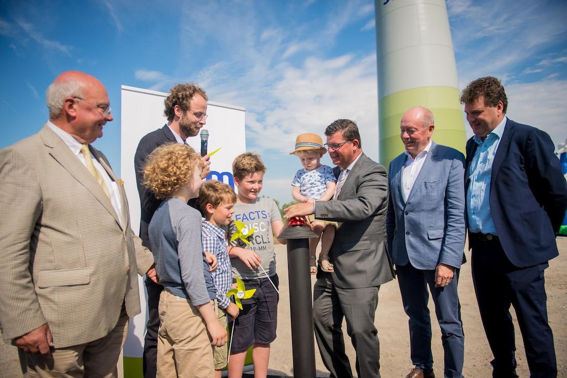 Minister Tommelein huldigt windpark in Lokeren in samen met jonge coöperanten