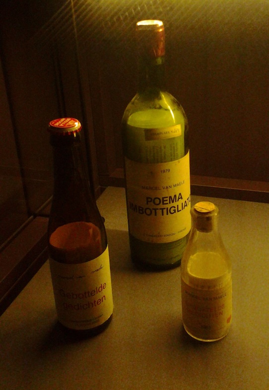 Vraagt u zich af of woorden rijpen in een fles? Het Poema imbottigliato van Marcel van Maele zou u een antwoord moeten bieden op deze vraag. Poëzie is zo veel meer dan de woorden …<br/>Marcel van Maele. Poema imbottigliato. 1979. Koninklijke Bibliotheek van België, Brussel. Inv. LP 16200 A