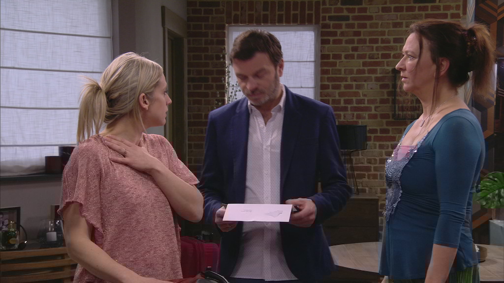 Peter en Femke krijgen een brief (c) VRT