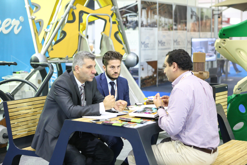 Exhibitors and visitors at The Big 5 Outdoor Design & Build Show 2017