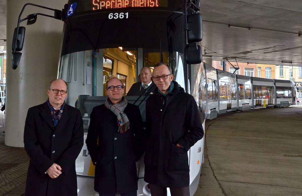 Dirk Busschaert (De Lijn Oost-Vlaanderen, Ben Weyts (Vlaams minister van mobiliteit en Openbare Werken) en Filip Watteuw (Gents schepen van Mobiliteit) bij de nieuwe Albatrostram. (c) Lou Demeyere