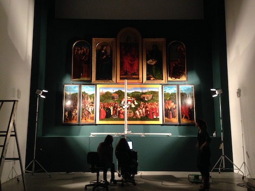 Michiel Coxcie verleidt het publiek. Het Koninklijk Instituut voor het Kunstpatrimonium (K.I.K.) onderzoekt de panelen van de kopie van het Lam Gods en voert een infraroodreflectografie uit. Deze resultaten helpen hen verder in de restauratie van het Vlaamse topstuk van de gebroeders Van Eyck. (c) M - Museum Leuven, Veerle Ausloos