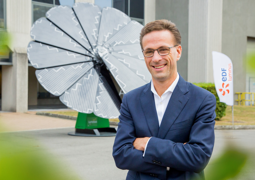Grégoire Dallemagne, CEO d'EDF Luminus, devant la smartflower.