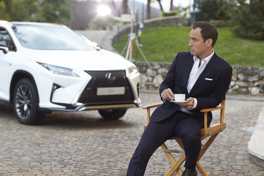 JUDE LAW VERRAST GASTEN DOOR MEE TE SPELEN IN ‘THE LIFE RX’, EEN NIEUWE, IMMERSIEVE THEATERERVARING