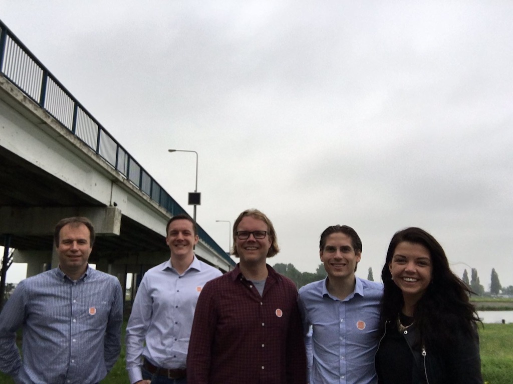 v.l.n.r. Douwe Hoornstra (BESIX), Richard ter Maten (Mourik), Jan-Co van den Doel (Mourik), Hugo Kruk (BESIX) en Cora de Groot (Mourik)