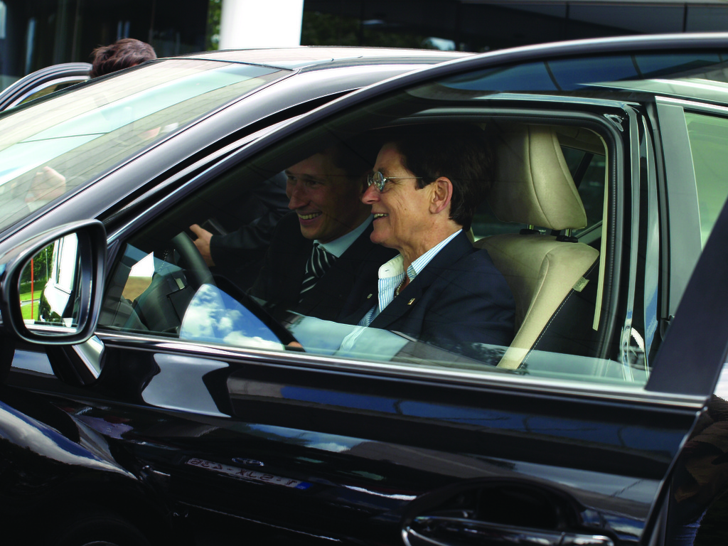 Timothy Manuel (Toyota Belgium) explaining to Anne d'Ieteren (BPC) how to drive a hybrid Lexus