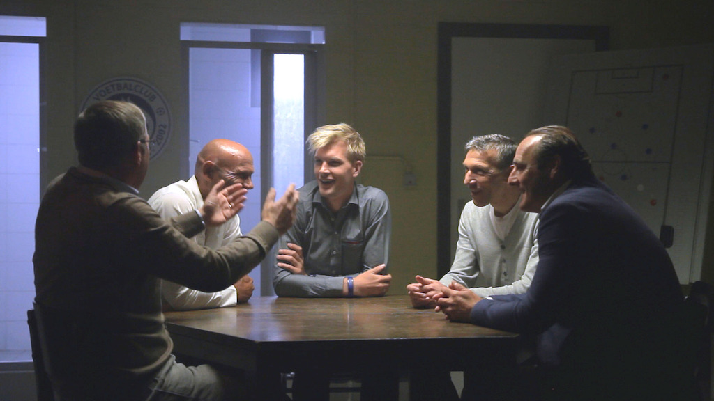De kleedkamer - Eendracht Aalst 1994 : Leo Van der Elst, Edwin van Ankeren, Ruben Van Gucht, Peter Van Wambeke, Yves Vanderhaeghe - (c) Deklat Binnen