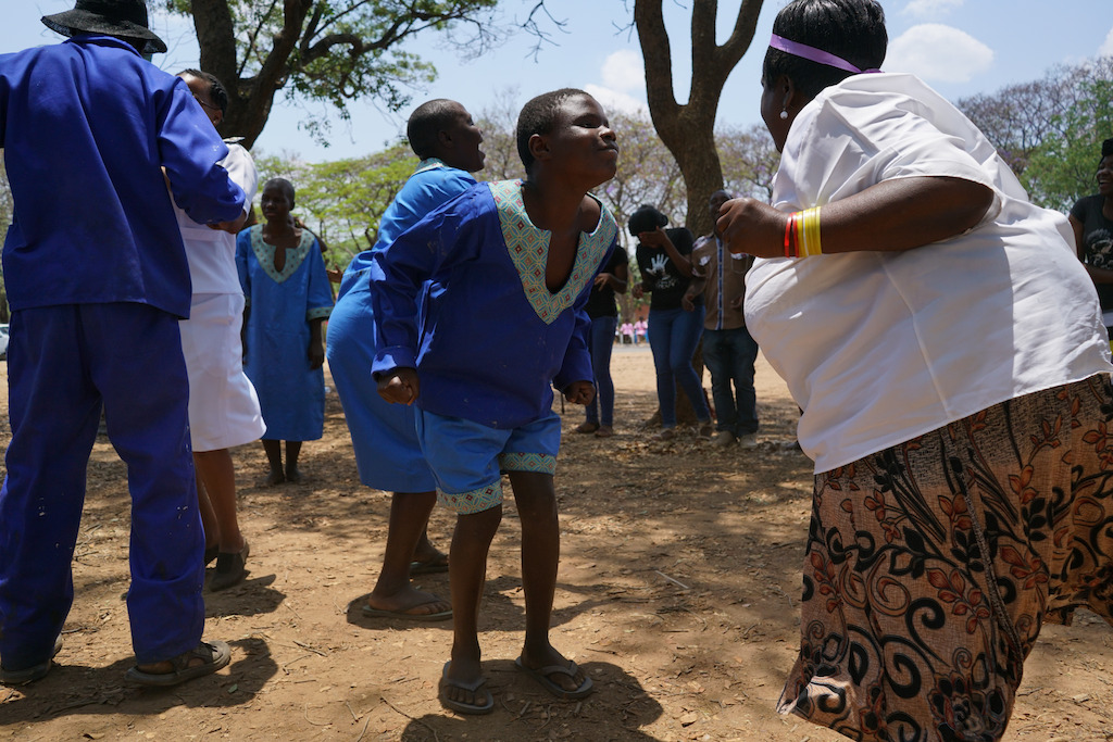 Anna Morris a Zimbabwean dancer and trainer worked with MSF in the mental health ward. She gives dance therapy to the patients. Patients and nurses perform during the Mental Health Commemoration day ceremony. Rachel Corner/De Beeldunie