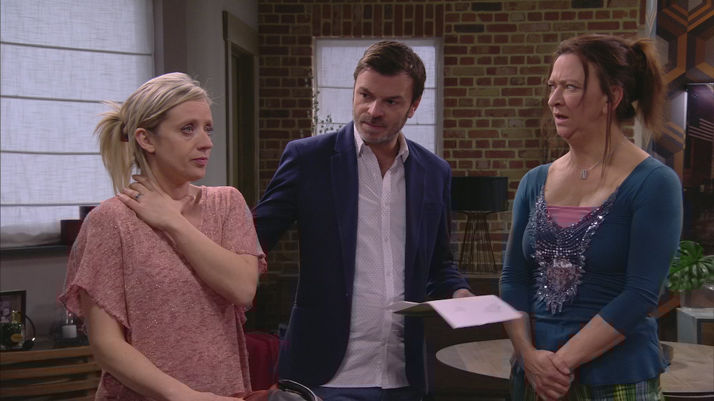 Peter en Femke krijgen een brief (c) VRT