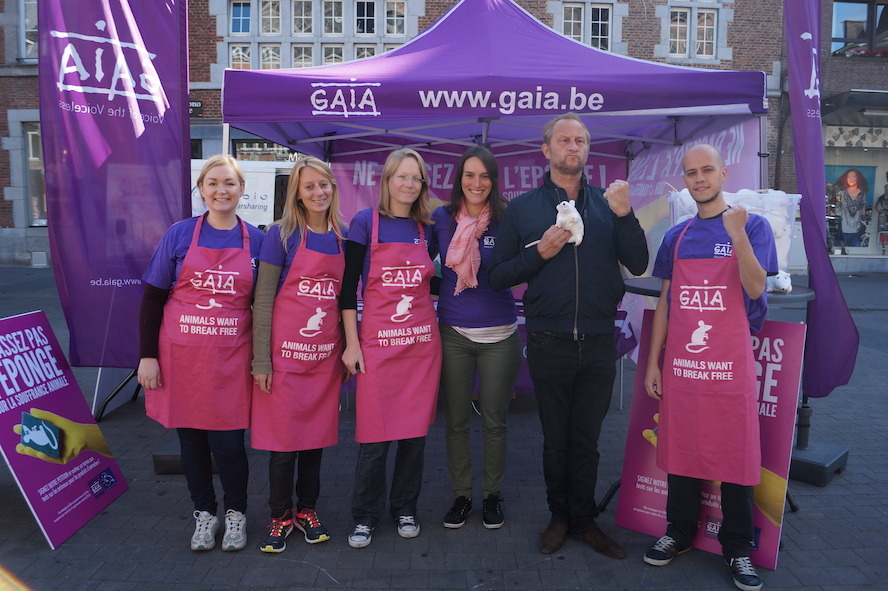 A Namur, GAIA reçoit le soutien de Benoit Poelvoorde dans sa campagne contre les tests sur animaux pour les produits d’entretien