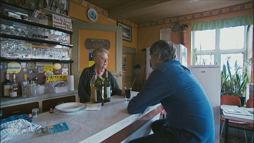 300 jaar grens - Kamagurka praat met de Frans-Vlaamse cafébazin Gisèle Coudeville - (c) VRT - Pretpraters