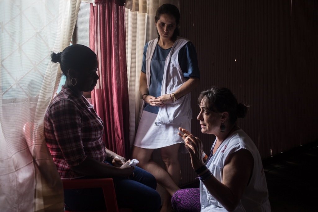 MSF psychologists carry out a consultation with a woman in Tumaco, Colombia. MSF teams provide comprehensive mental health support for victims of the armed conflict and other types of violence, especially sexual violence, in the urban area of Tumaco. Photographer: Lena Mucha/MSF