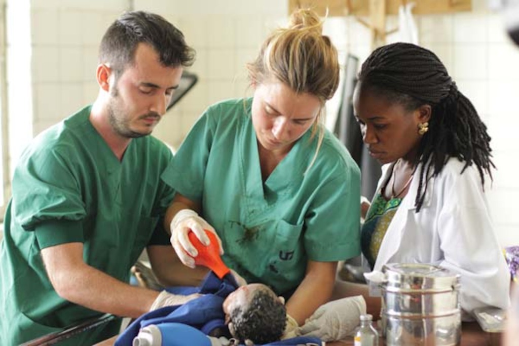 Flying doctors: Virunga <br/>Maarten (links) en Emma (midden) (c) VRT
