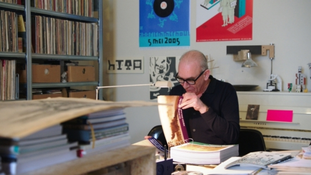 Joost Swarte kijkt in het Canvasconnectie-album - (c) VRT