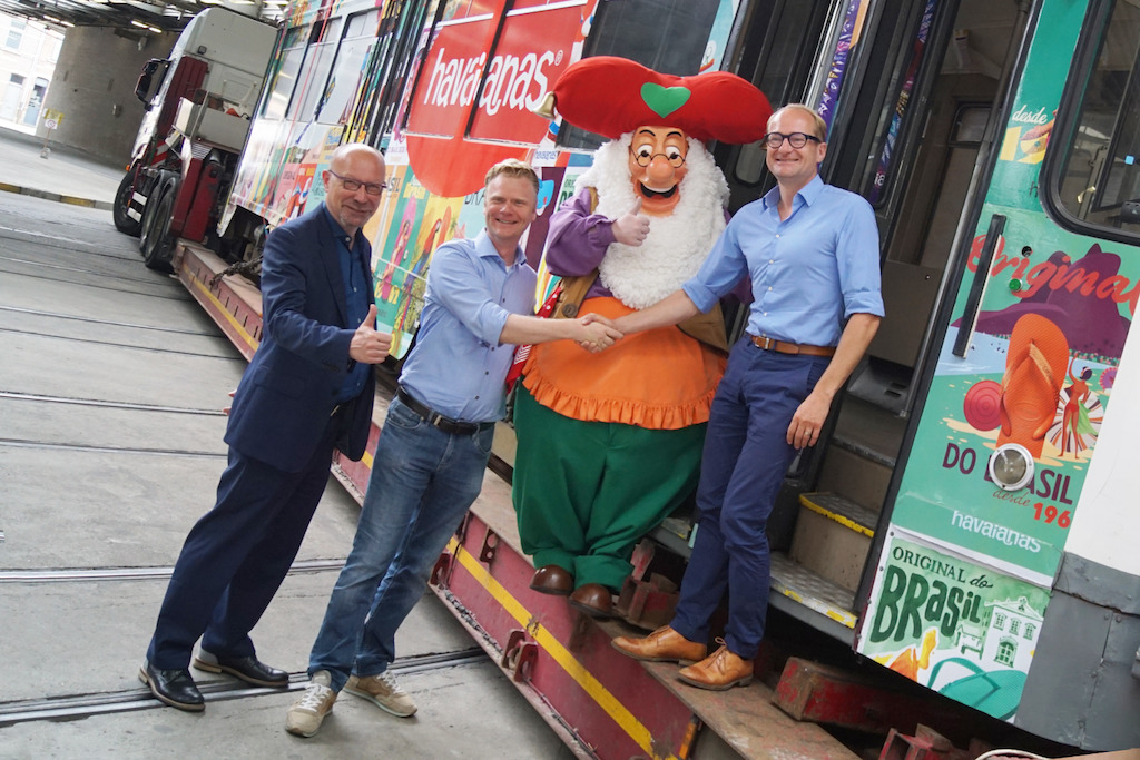 (vlnr) Roger Kesteloot (directeur-generaal De Lijn), Steve Van den Kerkhof (CEO Plopsa Group), kabouter Plop, Ben Weyts (Vlaams minister van Mobiliteit)
