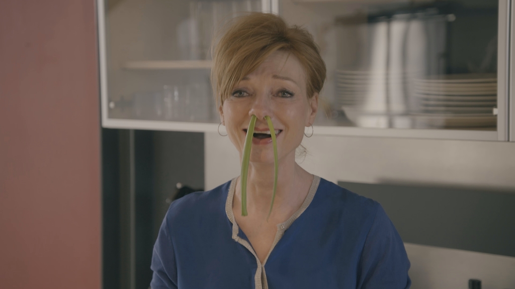 3. Marleen Merckx schotelt Hélène een wormenburger voor<br/>Sorry voor alles (c) VRT
