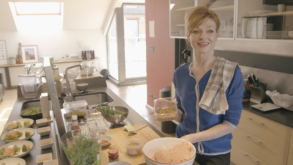 3. Marleen Merckx schotelt Hélène een wormenburger voor<br/>Sorry voor alles (c) VRT