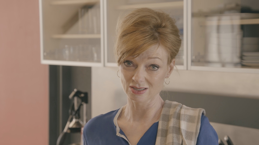 3. Marleen Merckx schotelt Hélène een wormenburger voor<br/>Sorry voor alles (c) VRT