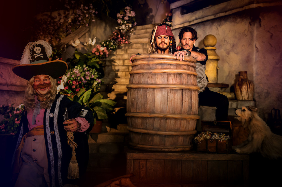 Exclusief: Johnny Depp krijgt sneak-peek in de nieuwe Pirates of the Caribbean attractie in Disneyland® Paris!