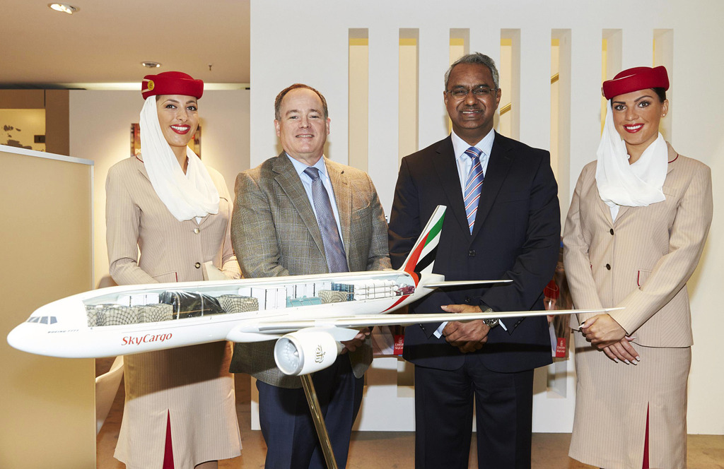 David Whitaker (left), Vice President Business Development & Communications, Rickenbacker International Airport, and Nabil Sultan, Emirates Divisional Senior Vice President, Cargo, <br/>flanked by Emirates Cabin Crew, at the Air Cargo Europe Exhibition and Conference in Munich.
