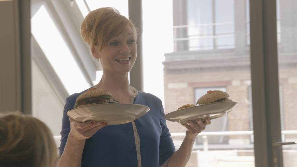 3. Marleen Merckx schotelt Hélène een wormenburger voor<br/>Sorry voor alles (c) VRT