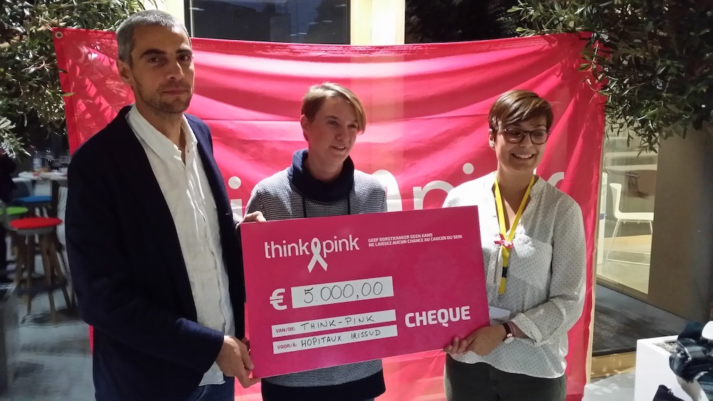 Overhandiging cheque Race for the Cure aan de Borstkliniek van Iris Ziekenhuizen Zuid