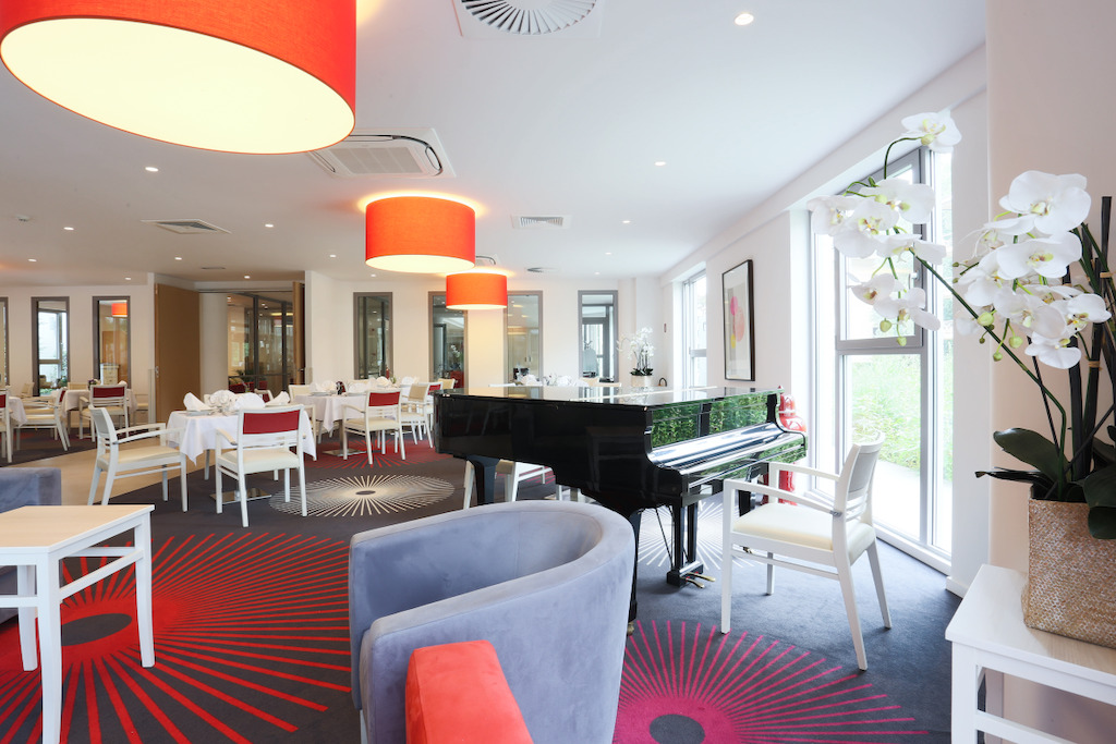Un piano est accessible aux résidents musiciens