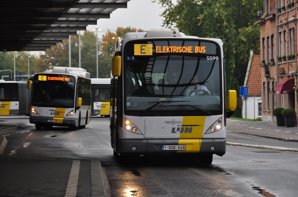 2 inductief geladen, volledig elektrische bussen aan 't Zand in Brugge.