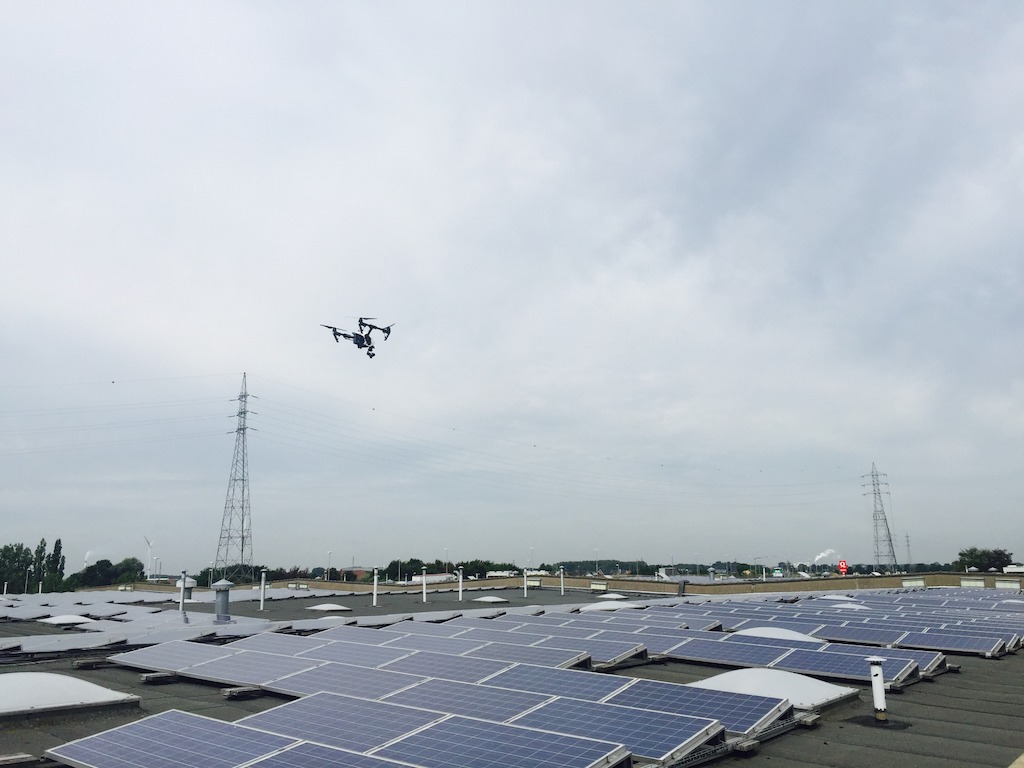 Drone controleert zonnepanelen.