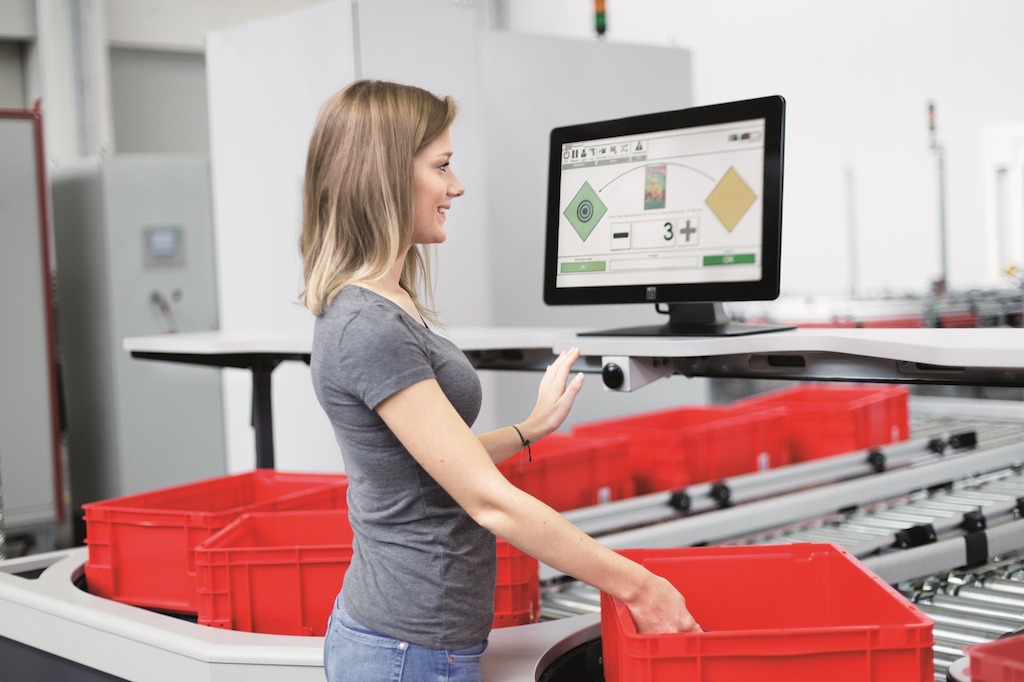 The high-performance TGW PickCenter workstation is the core element of the FlashPick® system.