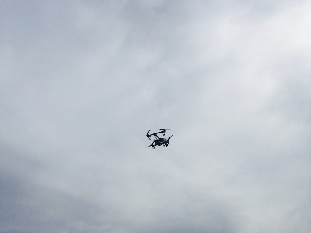 Drone vliegt over bedrijfssite in West-Vlaanderen