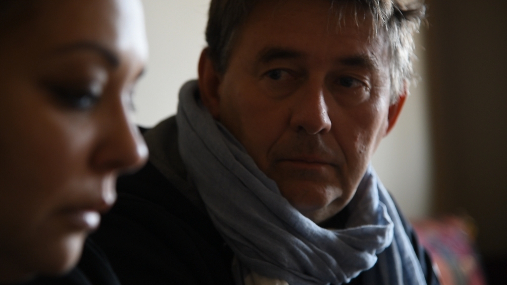 Panorama : Mijn Jihad - Rudi Vranckx met een moeder van een Syrië-strijder in Vilvoorde - (c) VRT