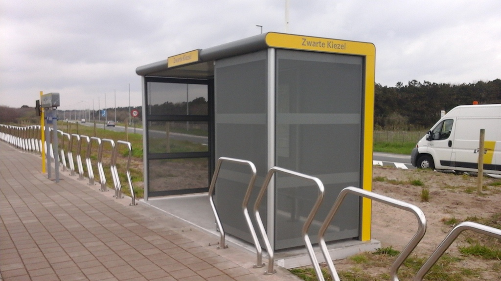 Vandalismebestendig schuilhuisje met geperforeerde stalen wanden in De Haan. (Foto: De Lijn)