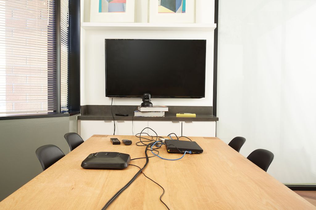 Un sala de video conferencias sin el equipo adecuado puede ser muy problemática.