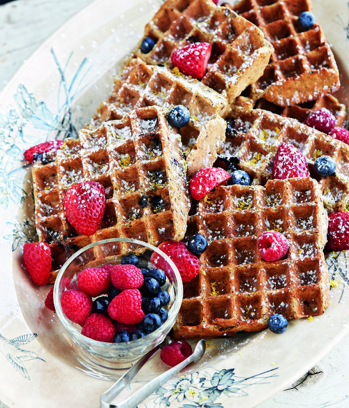 Wafels met citroen en bosbes
