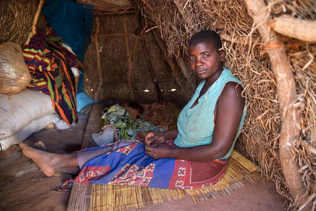 This woman is one of the over 5.800 Mozambican nationals who have been camping in the village of Kapise 2 in Malawi after fleeing their homes in Mozambique. © James Oatway / MSF