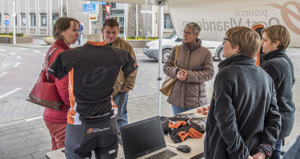 De eerste 3 inwoners van een dorp van de Ronde staan al klaar om een gratis wieleroutfit te winnen.