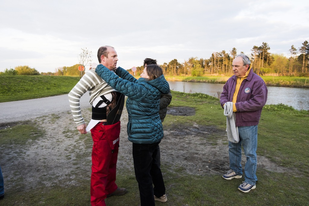 Bart krijgt extra bescherming onder de kledij om schoppen op te vangen (c) Alex Vanhee/VRT