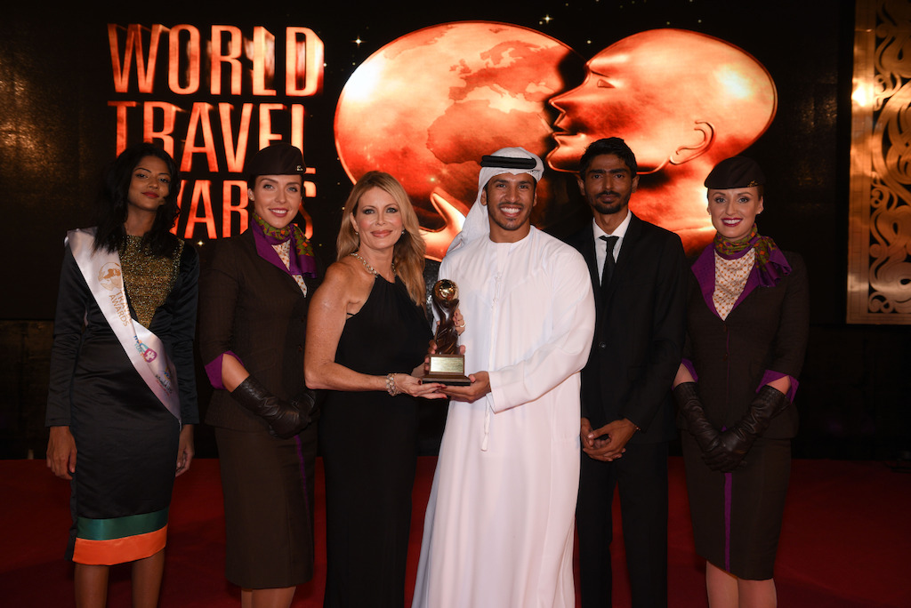 Linda Celestino, Etihad Airways' Vice President Guest Services en Abdulrahman Al-Hadhrami, Manager Marketing Communications, nemen de award in ontvangst voor ‘World's Leading Airline’ en ‘World's Leading Airline - First Class’ tijdens de 23ste World Travel Awards.
