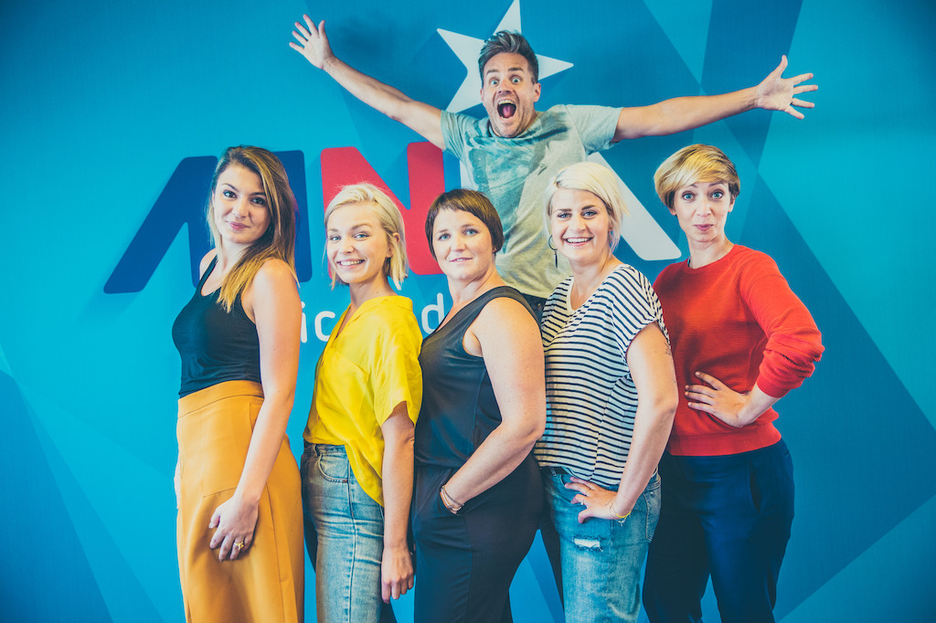 vlnr: Nasrien Cnops, Julie Van den Steen, Lieselot Ooms, Peter Van de Veire, Eva Daeleman, Sofie Lemaire - © VRT