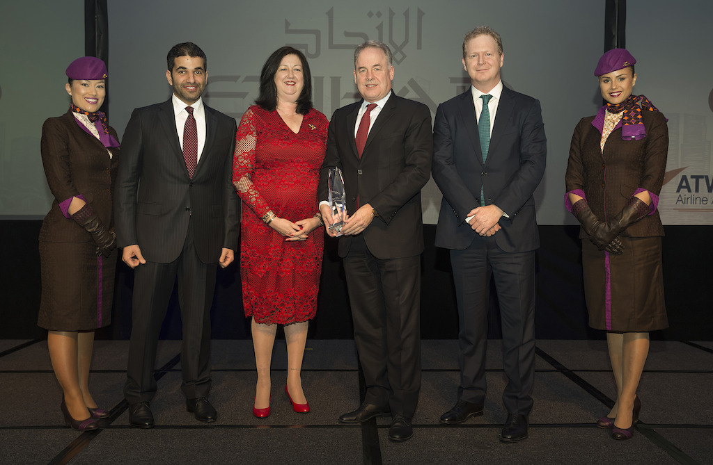 v.l.n.r.: Hareb Al Muhairy, Senior VP Corporate & International Affairs; Karen Walker, ATW Editor-in-Chief; James Hogan, President and CEO; James Rigney, CFO