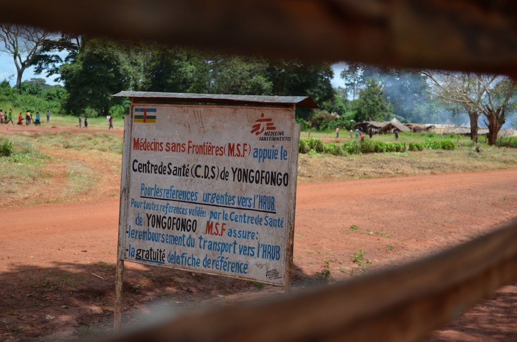 A sign outside of the MSF-supported Yongofongo health centre in Yongofongo village, Mbomou prefecture, Central African Republic. Photographer: Sandra Smiley/MSF